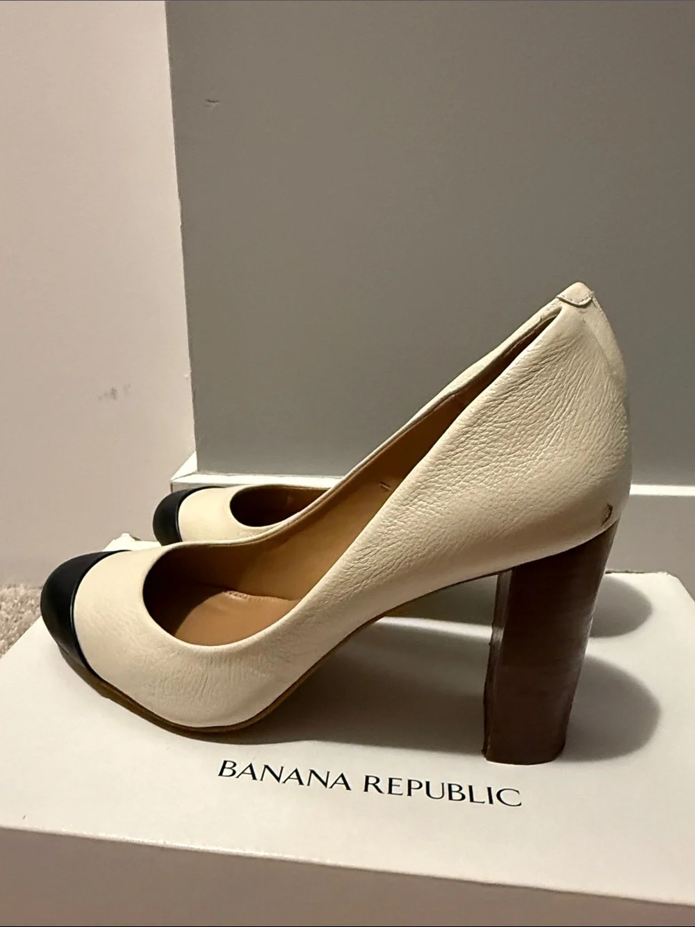 Banana Republic Cream and Black Two-Tone Leather Pumps